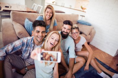 Dostluk, teknoloji ve internet kavramı gülümseyen arkadaşlar selfie ile alarak evde telefon.