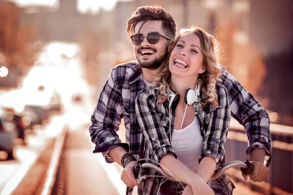 快乐的情侣在公园里骑车 微笑着 在缤纷的城市里骑自行车玩得开心 — 图库照片