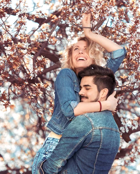 Jonge Liefde Paar Onder Boom Natuur Man Houdt Het Meisje — Stockfoto