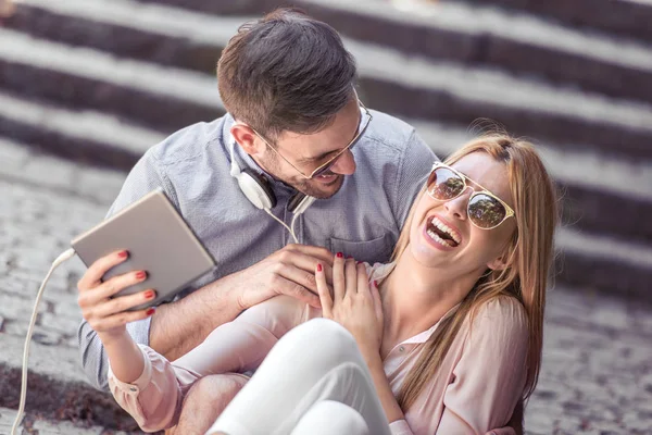 Casal Jovem Assistindo Vídeo Tablet Nas Escadas Eles Sorriem Vendo — Fotografia de Stock