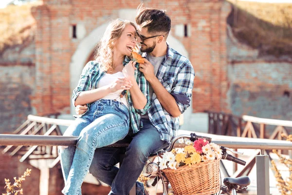 Pareja Feliz Montando Bicicleta Aire Libre Gente Pareja Amor Concepto — Foto de Stock