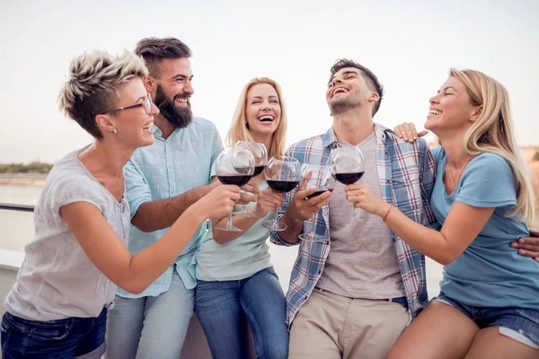 Grupo Jóvenes Amigos Divirtiéndose Bebiendo Vino Tinto Disfrutando Los Calurosos —  Fotos de Stock