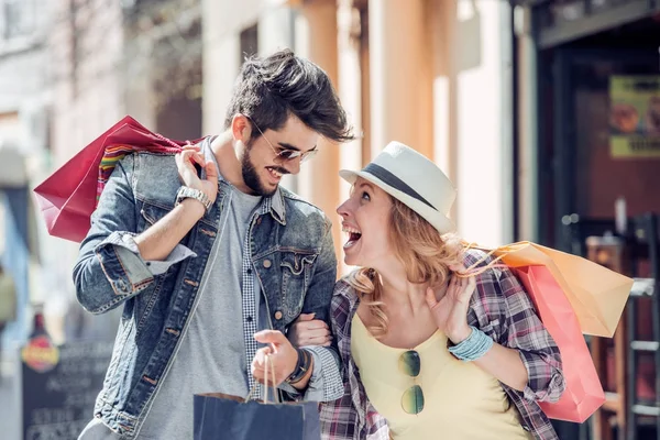 Retrato Pareja Con Bolsas Compras Caminando Aire Libre —  Fotos de Stock