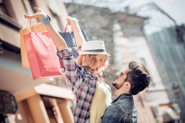 一对夫妇的肖像与购物袋 在城市的乐趣 — 图库照片