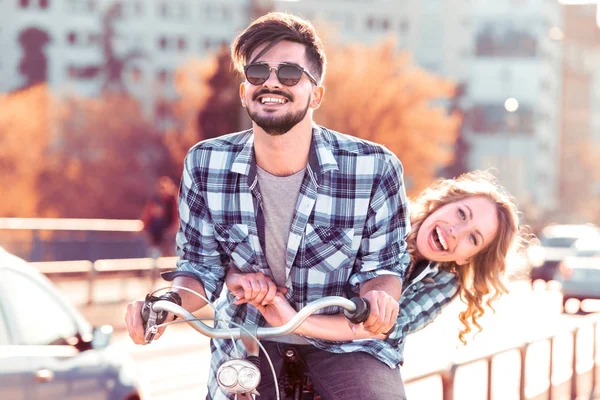 Pareja Montar Bicicleta Divertirse Verano — Foto de Stock