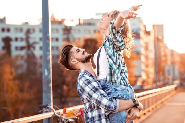Coppia Innamorata Che Abbraccia Appassionatamente Piedi Sul Ponte — Foto Stock