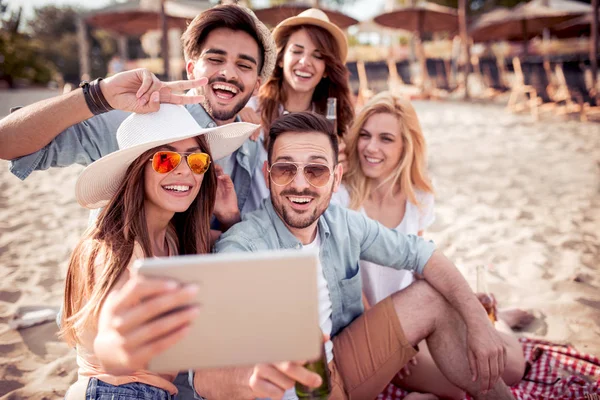 Jóvenes Amigos Elegantes Tomando Selfie Teléfono Inteligente Sentado Playa — Foto de Stock