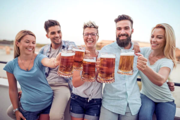 Gruppe Junger Freunde Amüsiert Sich Trinkt Bier Und Genießt Heiße — Stockfoto