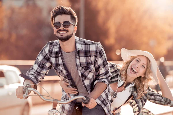 Feliz Joven Pareja Divertida Montando Bicicleta Amor Relación Concepto Romántico — Foto de Stock