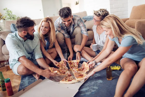 Дозвілля Їжа Напої Люди Свята Концептуально Посміхнені Друзі Їдять Піцу — стокове фото