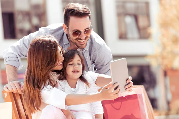 Porträtt Lycklig Familj Att Roligt Tillsammans Tar Selfie — Stockfoto