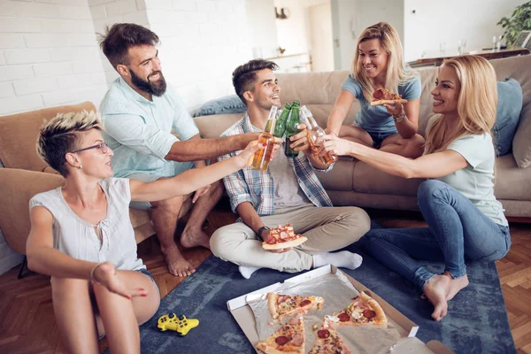 Eğlence, gıda ve içecek, insanlar ve pizza yiyip bira içmeyi kavramı gülümseyen arkadaşlar tatil.