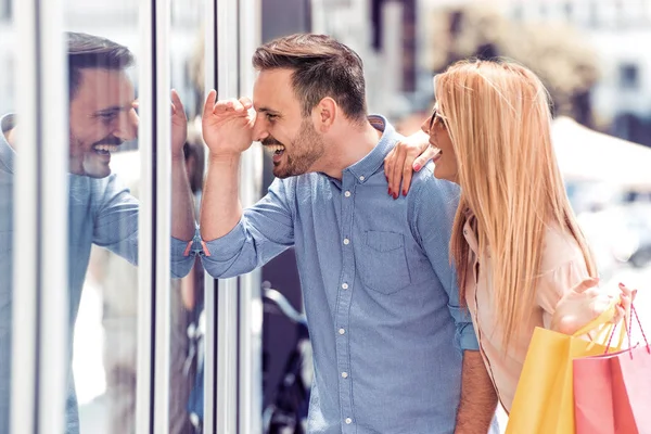 消費者と人々 が買い物袋町店の窓を見て幸せなカップルの概念のクローズ アップ — ストック写真