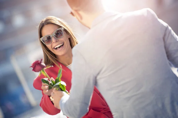 Date Romantique Jeune Homme Donnant Une Rose Petite Amie — Photo