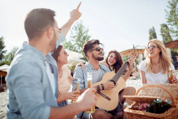 Friends taking selfie together on smart phone on beach. — Stock Photo, Image