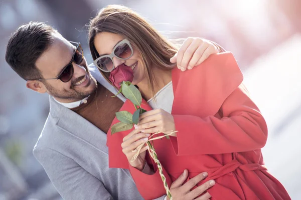 浪漫的约会年轻人送一朵玫瑰给他的女朋友 — 图库照片