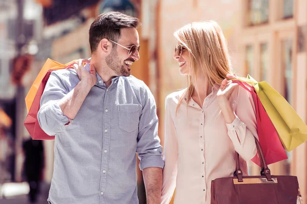 Snygga Unga Paret Gör Shopping Gatan Håller Kassar Och Påsar — Stockfoto