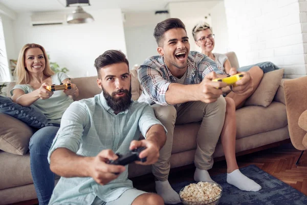 Foto Amici Che Giocano Videogiochi Insieme Casa — Foto Stock