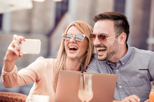 Schönes Lächelndes Paar Macht Selfie Mit Smartphone Während Kleinem Café — Stockfoto