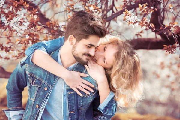 Genç Çift Aşık Açık Sevgi Dolu Çift Gülümseyen Açık Havada — Stok fotoğraf