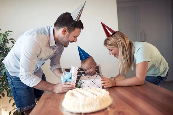 Família com pizza na cozinha . — Fotografia de Stock