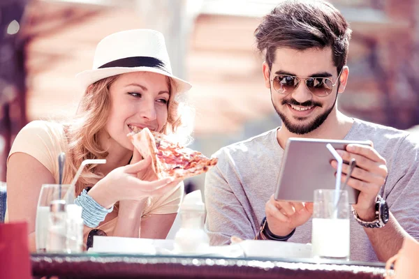 Retrato Una Pareja Feliz Están Riendo Comiendo Pizza Divirtiéndose — Foto de Stock