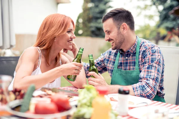 Coppia Innamorata Godendo Del Loro Tempo Libero Facendo Barbecue Pranzando — Foto Stock