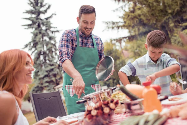 Familia Joven Disfrutando Cenar Sentada Jardín — Foto de Stock