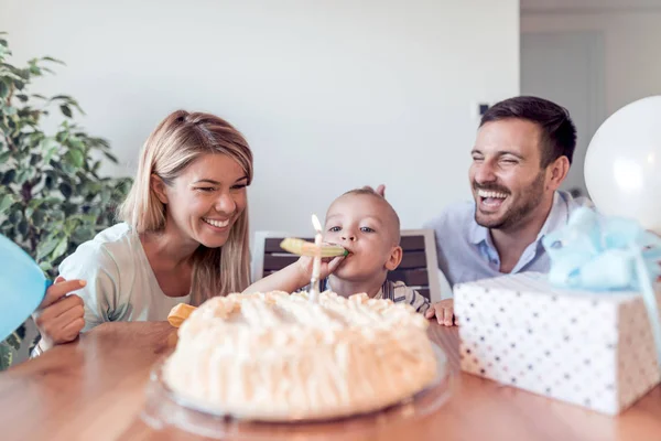 Família com pizza na cozinha . — Fotografia de Stock