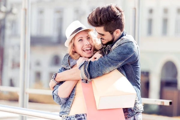 Retrato Pareja Feliz Con Bolsas Compras Después Comprar Ciudad Sonriendo — Foto de Stock