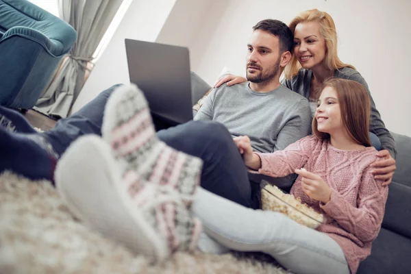 Mooie Familie Kijken Naar Film Laptop Thuis Familie Kinderen Technologie — Stockfoto