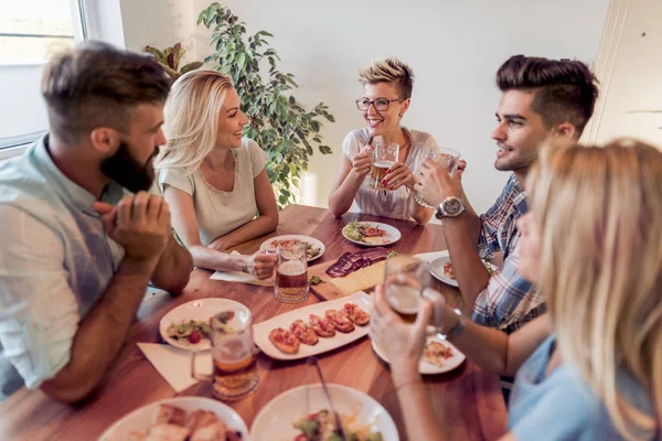 Encontro Amigos Grupo Pessoas Felizes Com Óculos Conversando Comendo Refeições — Fotografia de Stock