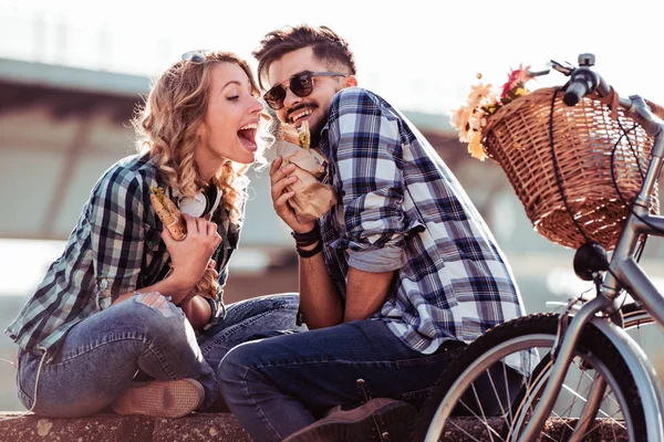 Romantik Çift Oturur Sandviç Yiyor Arka Plan Üzerinde Nehri Ile — Stok fotoğraf