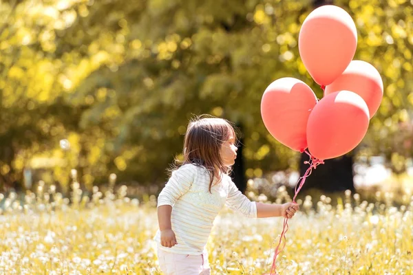 Glada Barn Som Leker Med Ballonger Utomhus — Stockfoto