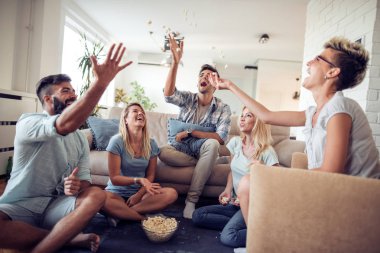 Video oyunu oynayan arkadaşlar