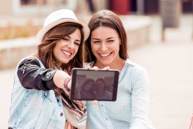 İki arkadaş bir selfie şehirde alarak.