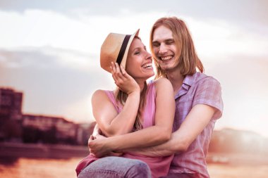 Genç erkek ve kız arkadaşı birlikte vakit keyfini çıkarın.