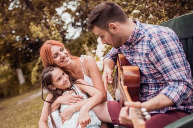 Barbekü zamanı. Eğlence, gıda, insanlar ve tatil kavramı.