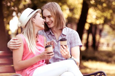 Yaz parkında birbirini seven bir çift