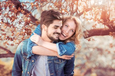 Romantik ilişki, erkek ve bir kadın bir ağacın altında.