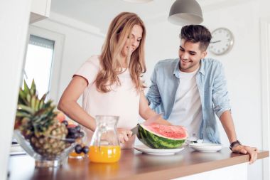 genç kadın mutfakta meyve salatası hazırlama.