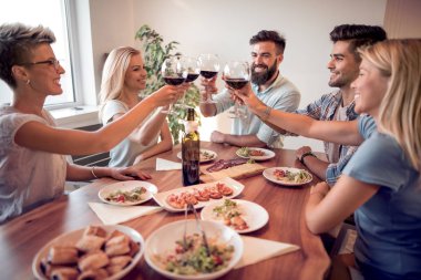 Video oyunu oynayan arkadaşlar