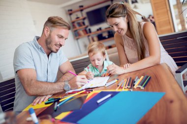 Annem ve babam onların oğlu ile çizim. Anne bir şey not defterinde gösterir.
