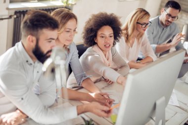 iş adamları modern ofis toplantısı