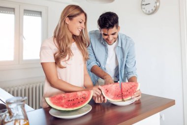 Çift mutfakta fesh meyve kesme.