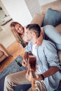 Oturma odasında oyun gitar genç adam.