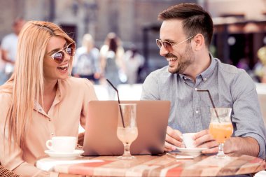 пара, насолоджуючись бездротовий Інтернет кафе.