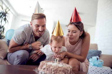 Kutlama, Aile, tatil ve doğum günü kavramı mutlu aile evde pasta ile çocuk şapka