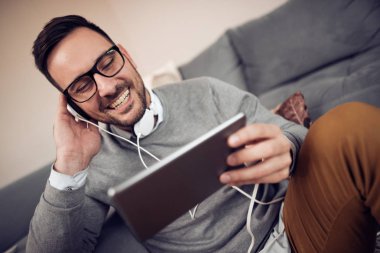 Müzik dinliyordum.