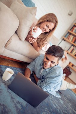 Mutlu çift laptop bir odada çalışma.